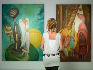 Girl looking at museum photos 1000px